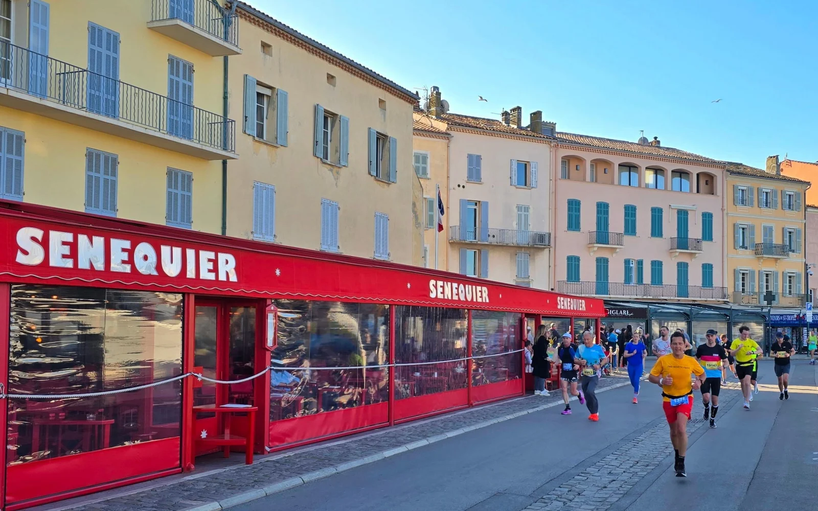 Die Strecke führt auch durch die malerische Altstadt von Saint-Tropez