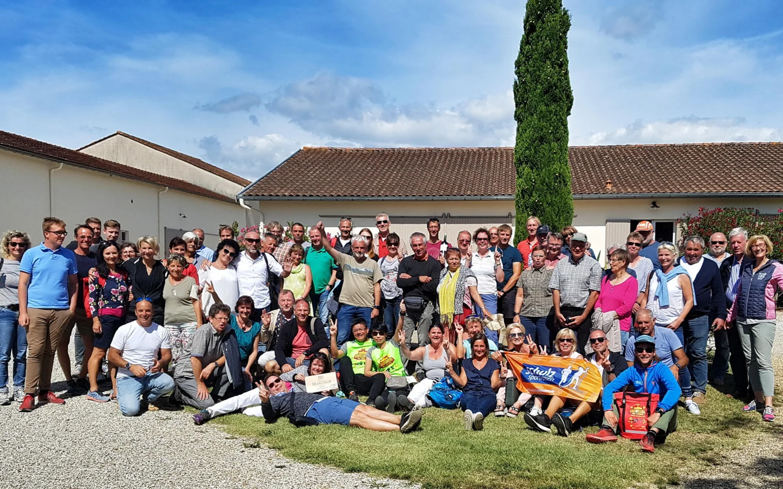 Läufer, Weinfreunde und Gastgeber vereint - im Château de la Croix