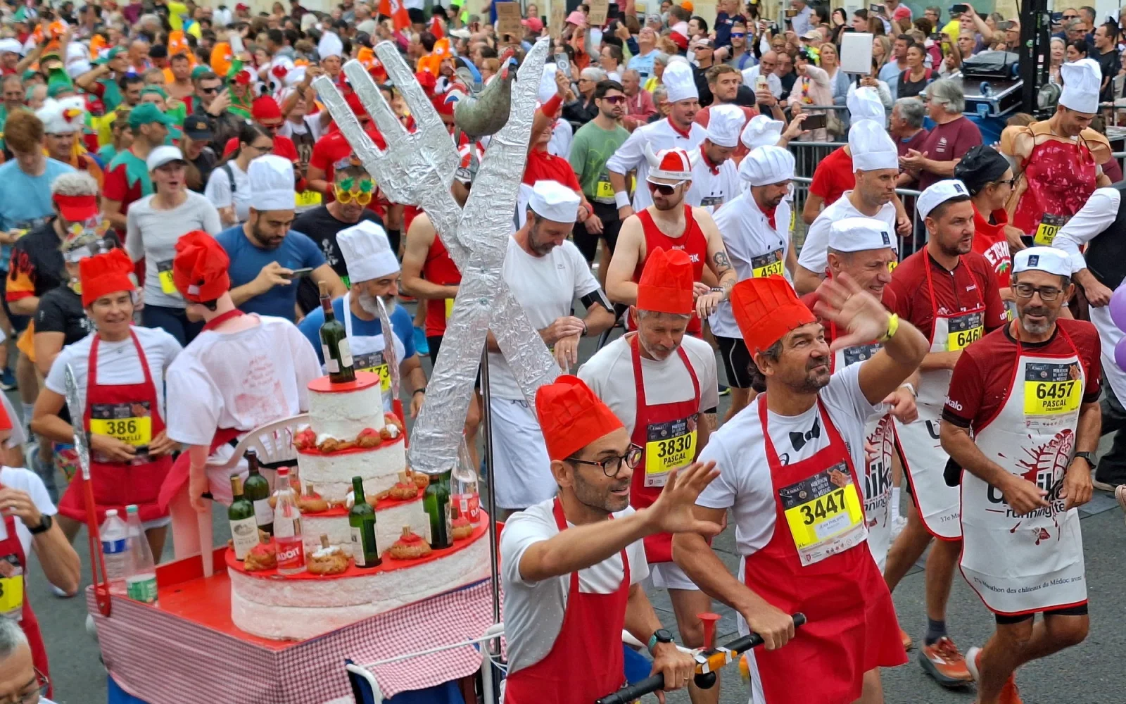 Marathon dés Châteaux du Médoc: Kunterbunte und kreaterive Kostüme der Läuferschar 