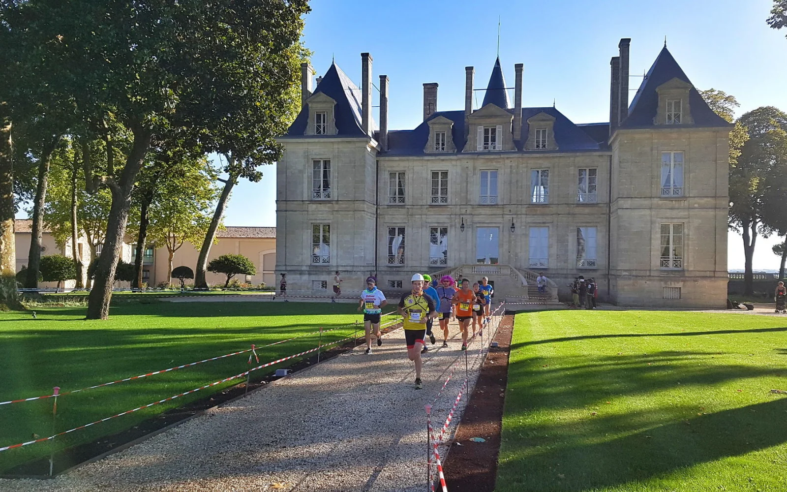 Der Weg führt die Läufer von Château zu Château, eines schöner als das andere...