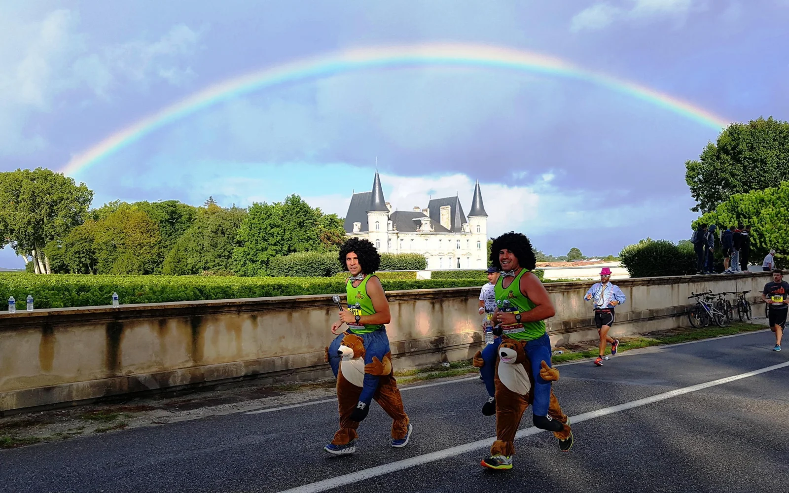 Der Marathon du Médoc ist nicht nur ein riesiger Läuferkarneval, sondern gleichzeitig die längste Weinprobe der Welt