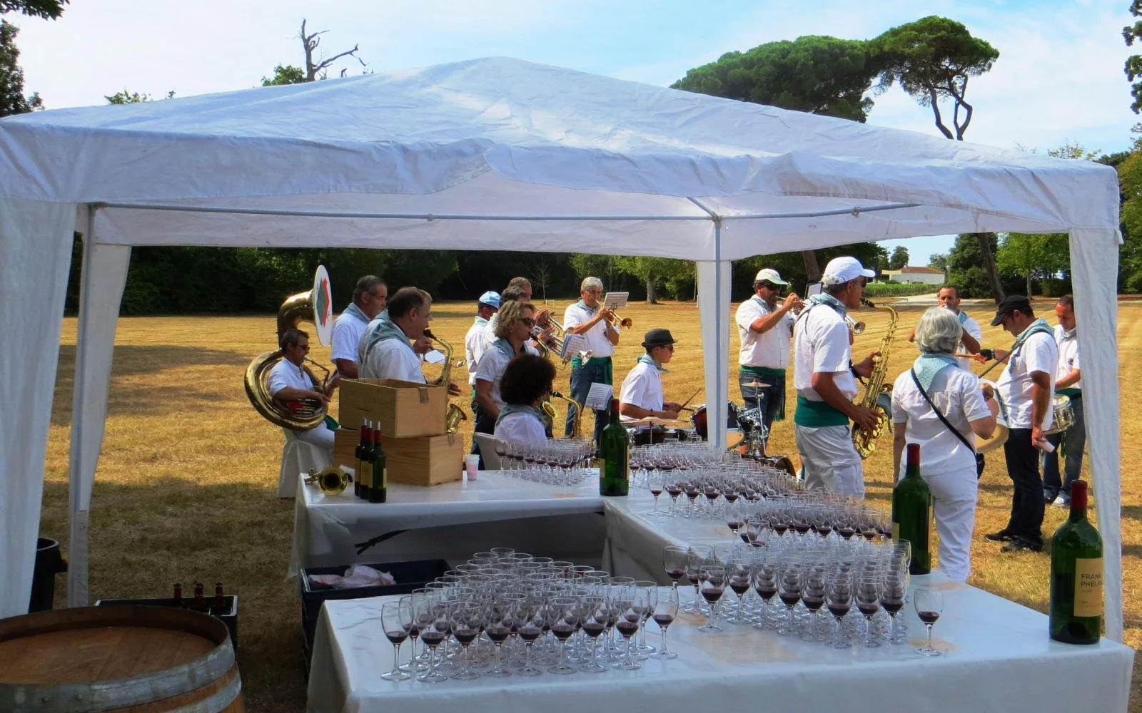 Ein typischer "Verpflegungsstand" beim Médoc Marathon - hier wird der edle Rotwein sogar in Gläsern serviert