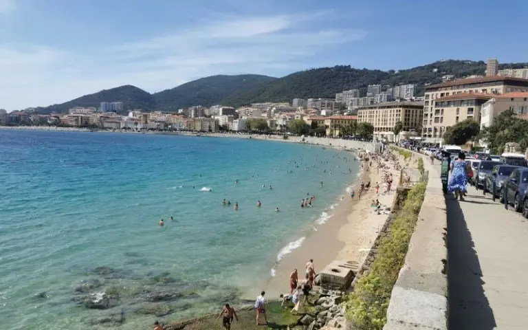 Besuch von Ajaccio: Individuelle Stadterkundung und Bademöglichkeit