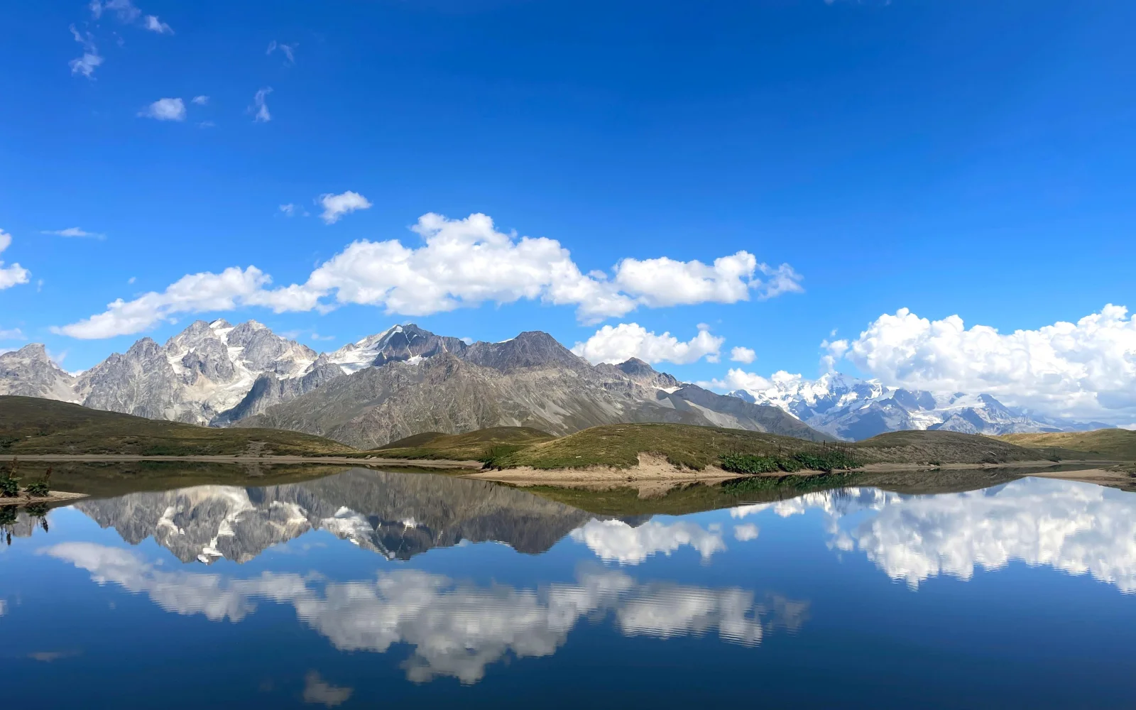 Spiegelbilder im Koruldi-See 