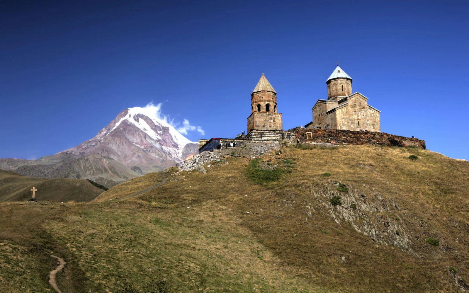 Die Gergeti-Kirche vor der gewaltigen Kulisse des Kasbek (5047 m) 