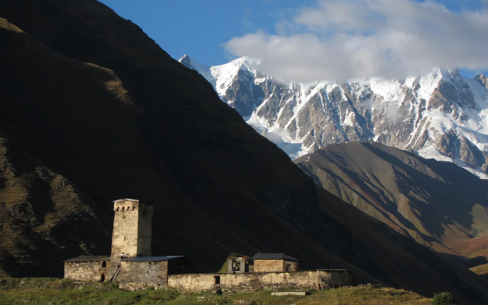 Zwischen Mestia und Ushguli passieren Sie einzelne, turmbewehrte Höfe (Foto: Eckhard Rothe)