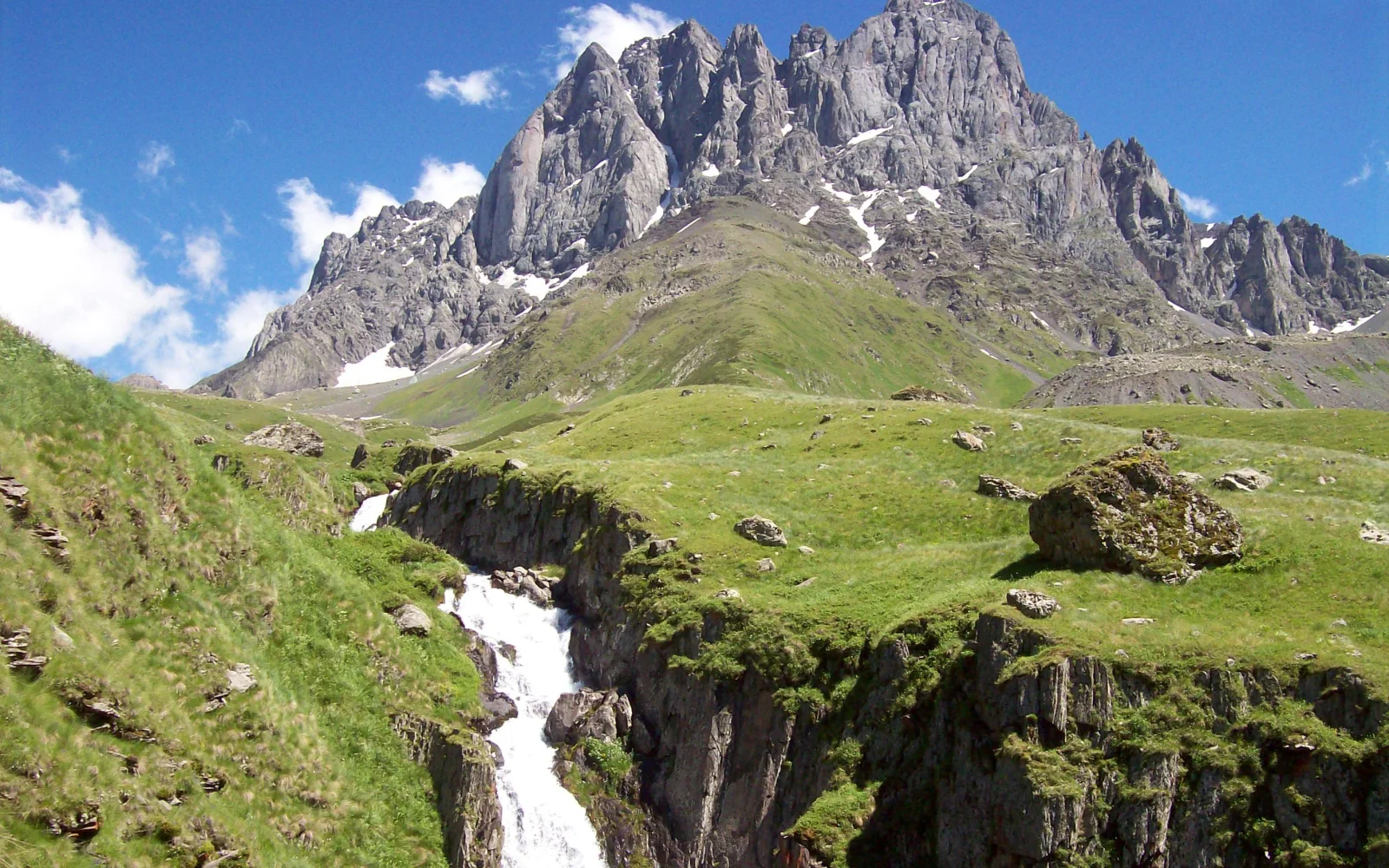 Großartiger Blick auf den Tschauchebi (3.842 Meter)