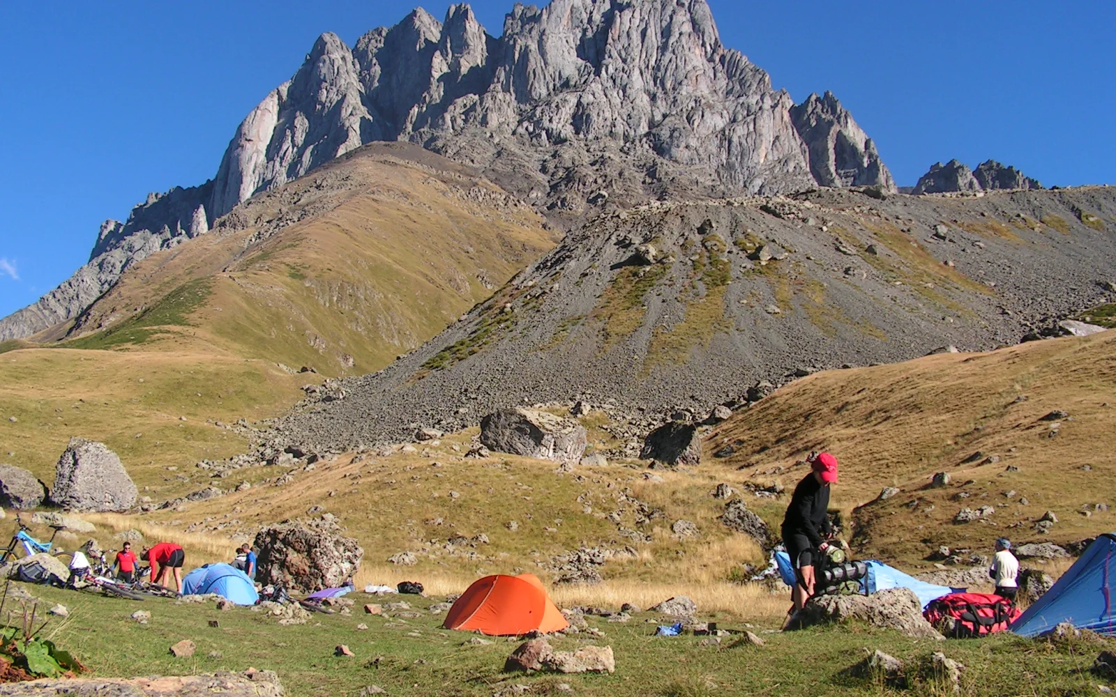 Am Fuß des Tschauchebi: Zelte inmitten weiter Hochgebirgslandschaft