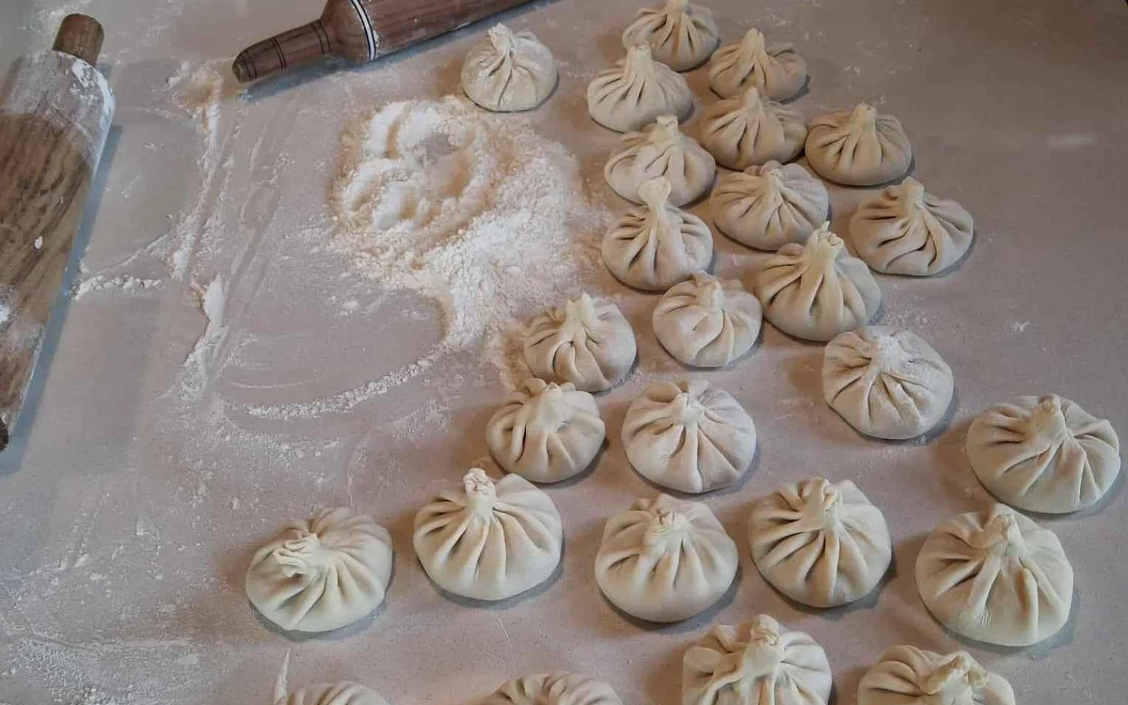 Zusammen Khinkali formen und genießen