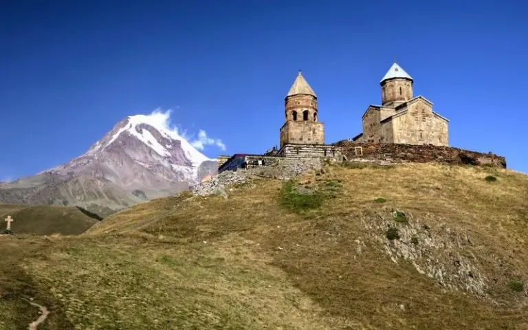 Wanderung zur Gergeti-Kirche und zu den Gveleti-Wasserfällen