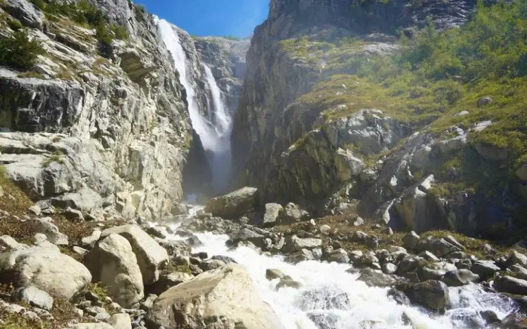 Zu den Uschba-Wasserfällen