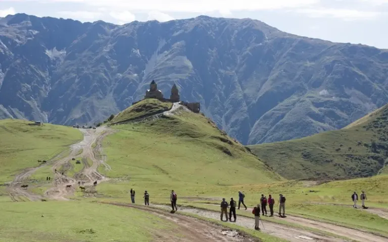 Fahrt nach Kasbegi, Wanderung zur Gergeti-Kirche
