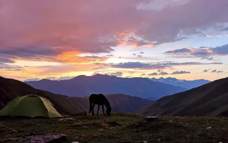 Trekking von Ardoti zum Fuß des Atsunta Pass