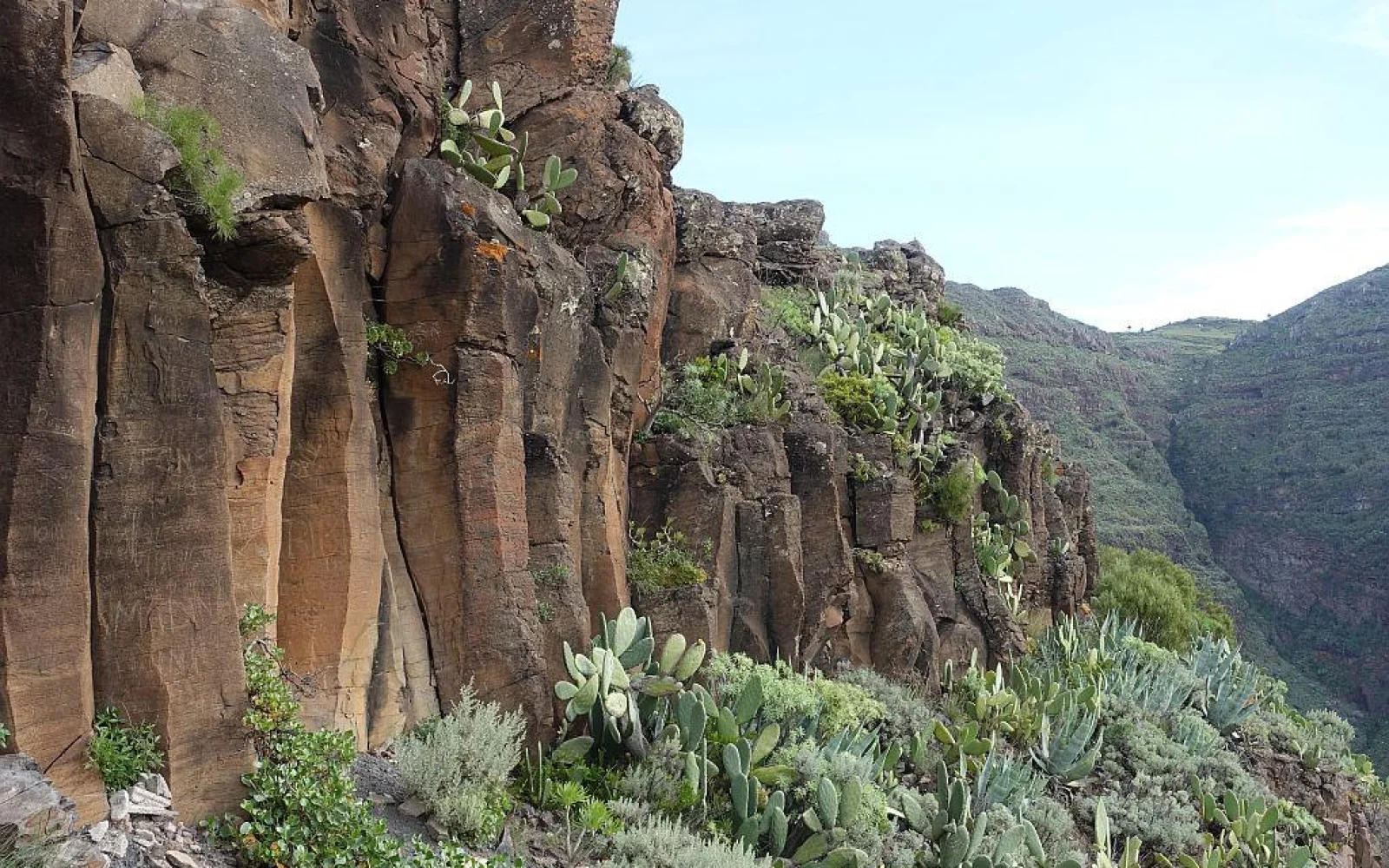 Bizarre Felsformationen zeigen die Naturgewalten der Entstehung der Insel