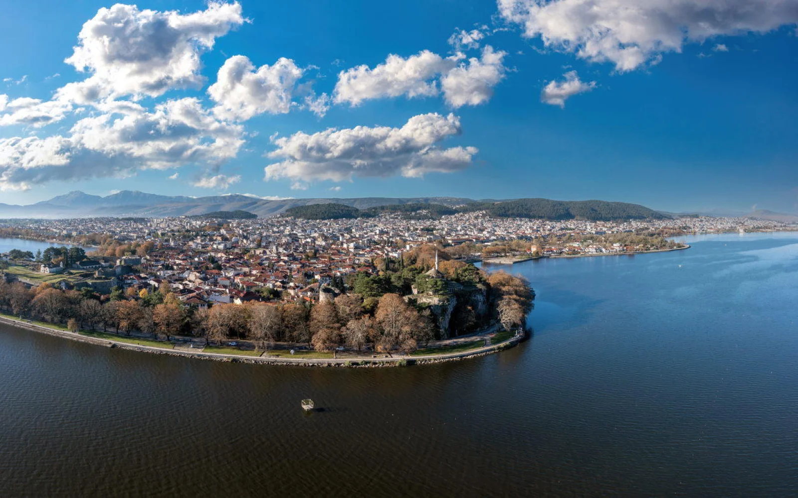 Es bietet sich an, im wunderschönen Ioannina zu landen