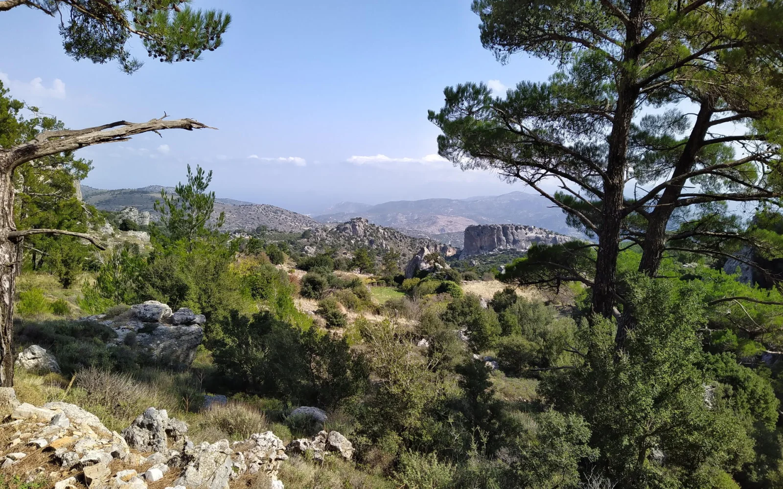 Wandern rund um das Bergdorf Anatoli in einer faszinierenden Felslandschaft