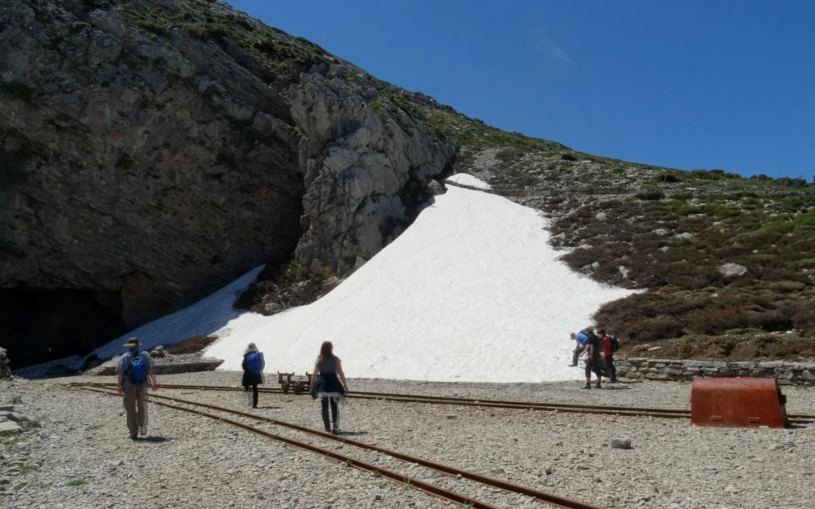 Im Frühjahr treffen Sie noch auf Schneefelder im Ida-Gebirge und auf Schienen vergangener Zeiten ...