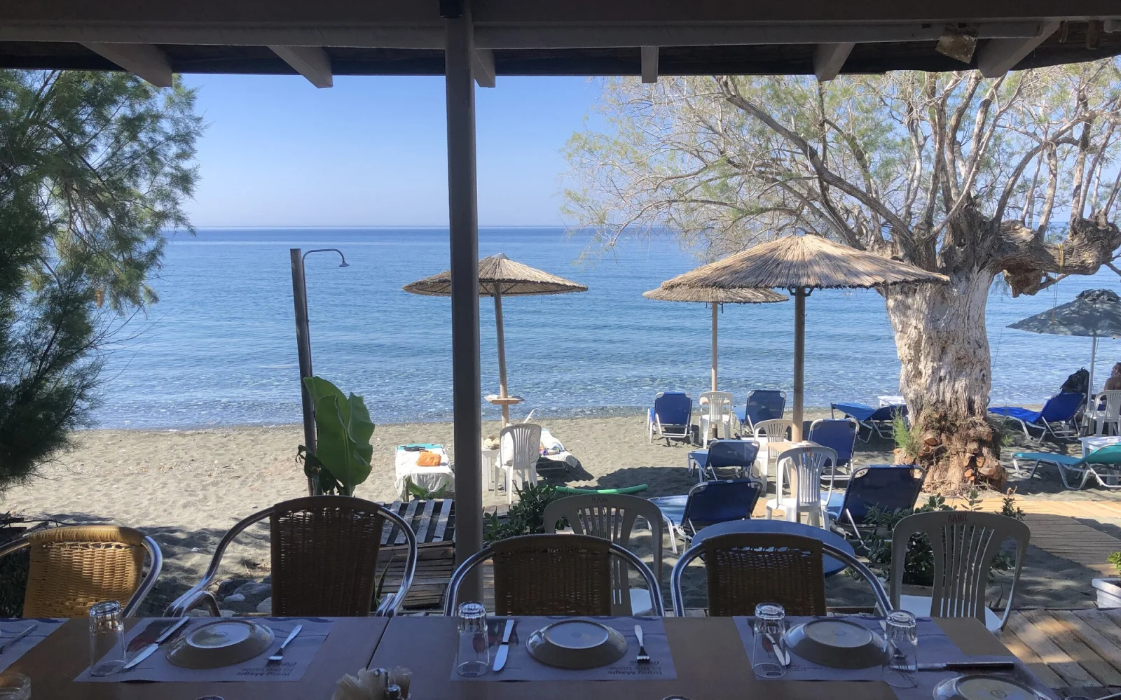 Bei der Wanderung vom Bergdorf Riza wartet das Frühstück in Tertsa am Strand