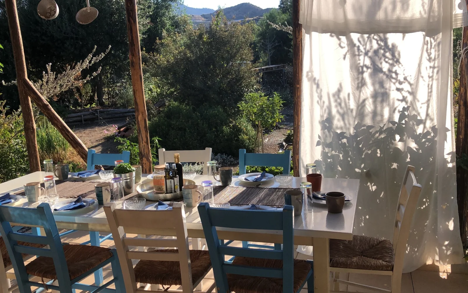 Unsere Auszeit lädt bei sommerlichen Temperaturen zum Frühstück in Angelas Garten