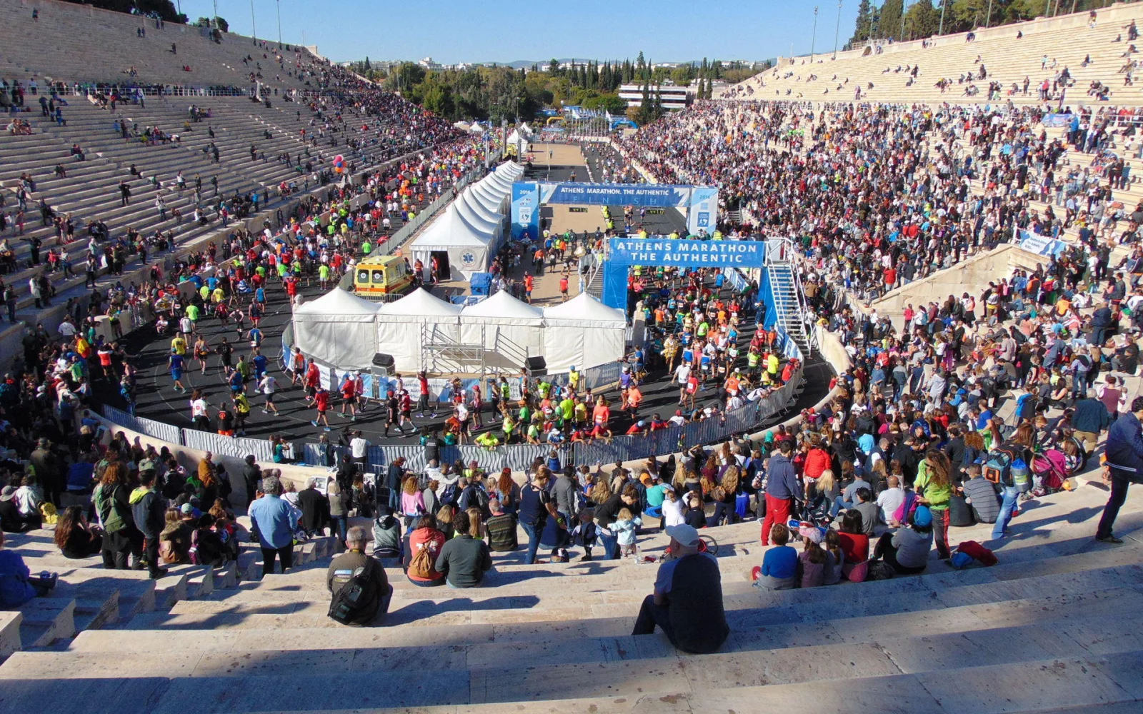 Tausende Zuschauer empfangen die Läufer im antiken Olympiastadion
