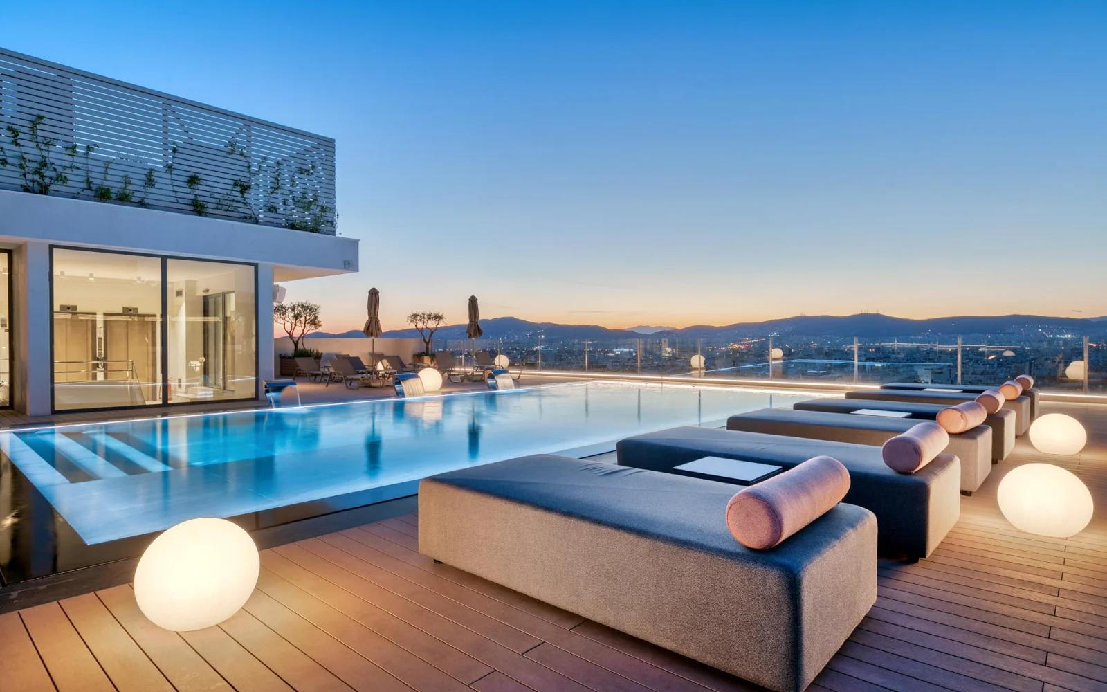 Es verfügt es über eine Dachterasse mit Pool & Restaurant und einer Sauna