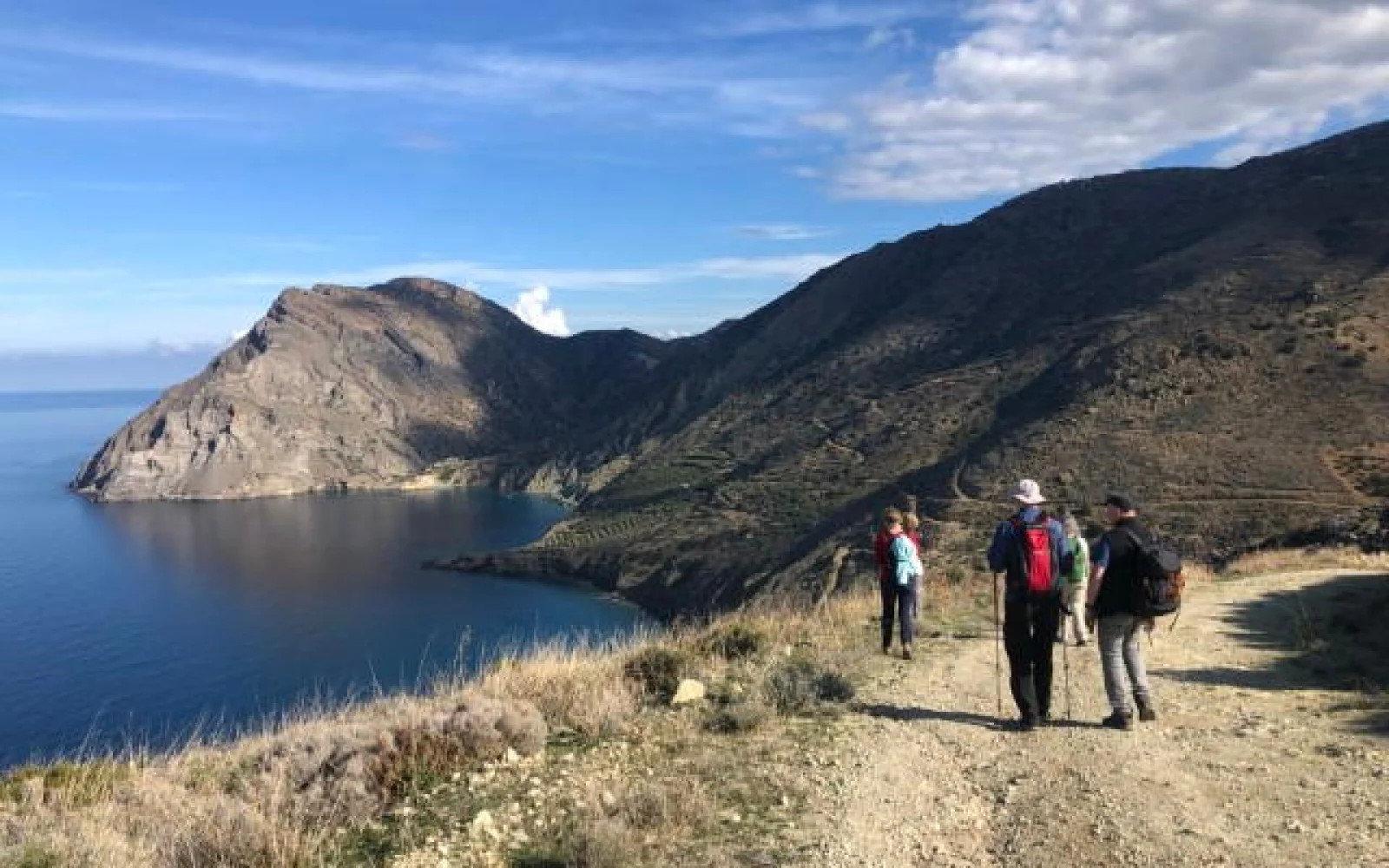 Leichte Wanderungen mit Tagesrucksack führen in die nähere Umgebung.(Dezember 2023)
