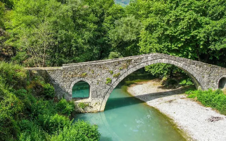 Wandern durch Dörfer und über Steinbogenbrücken