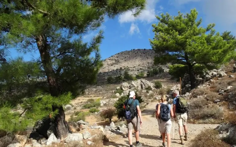 Wandern in einer erstaunlichen Felslandschaft zum Bergdorf Anatoli