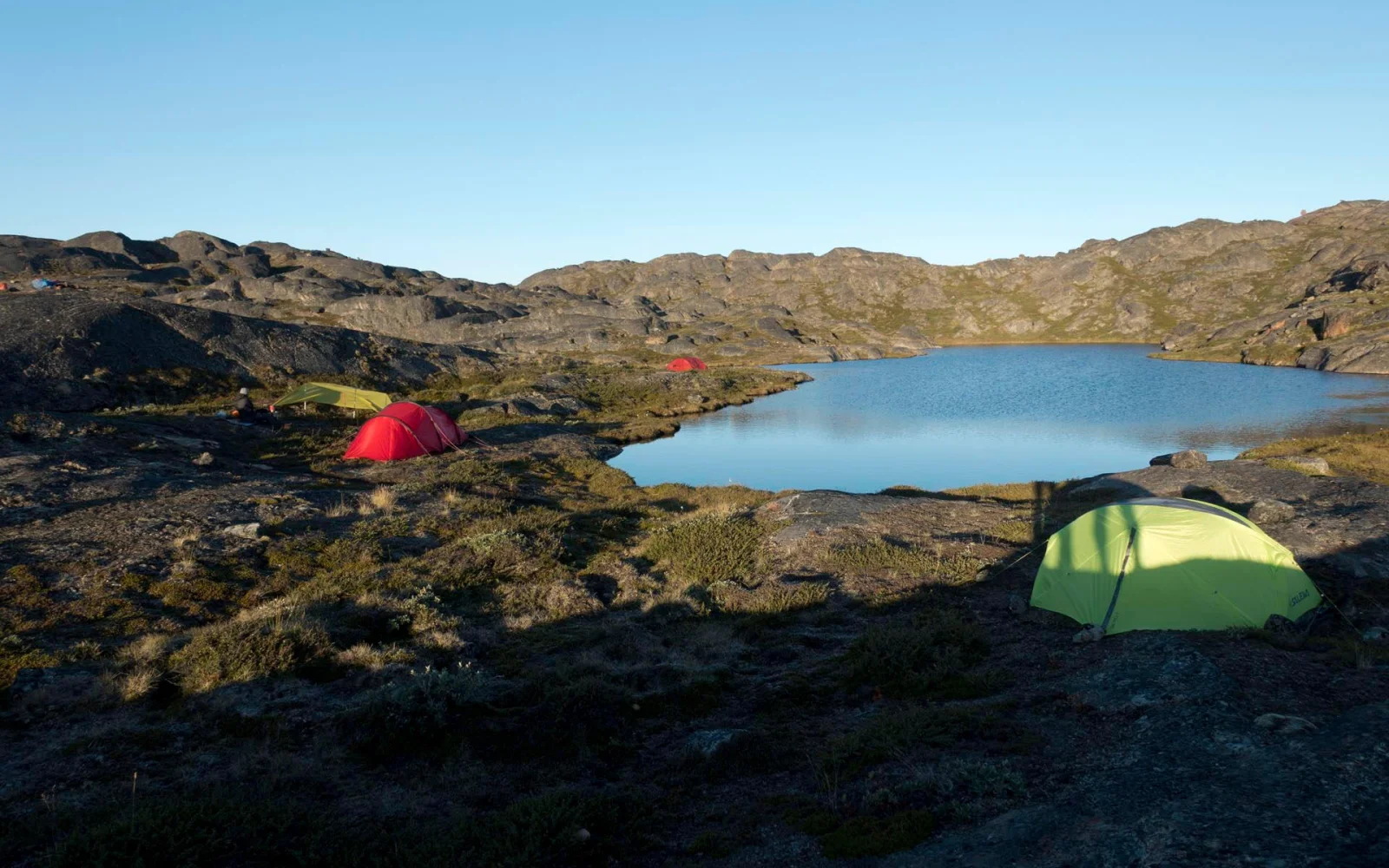 Sie zelten an idyllischen Plätzen wie diesem kleinen Bergsee.