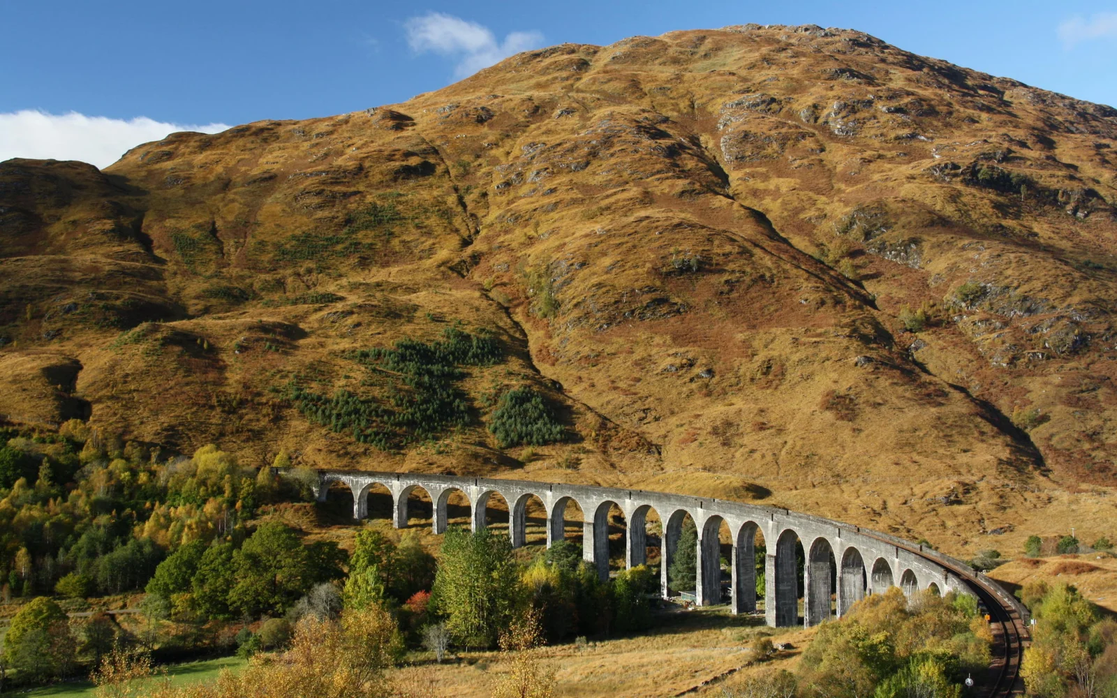 Die optionale Zugfahrt mit der Dampfeisenbahn "Jacobite Steam Train" (optional), dem "Hogwarts Express" aus den Filmen "Harry Potter" führt Sie unter anderem über das Glenfinnan Viaduct.
