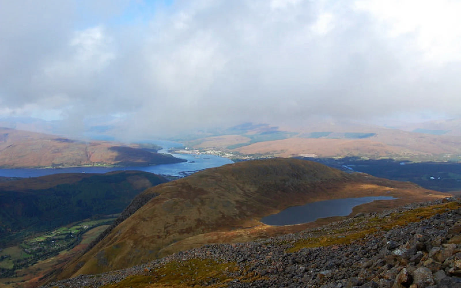 Der fakultative Aufstieg zum Ben Nevis (1343 m) belohnt mit Blick auf Fort William und Loch Eil