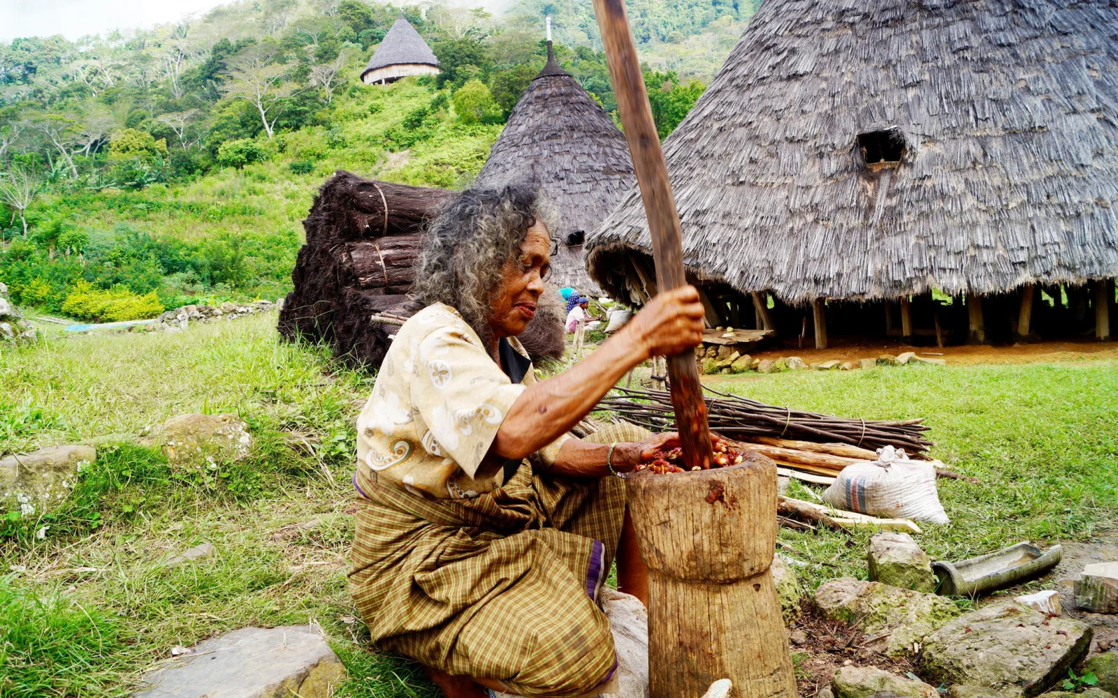Zu Fuß besuchen Sie auf Flores das archaisch lebende Bergvolk der Manggarai