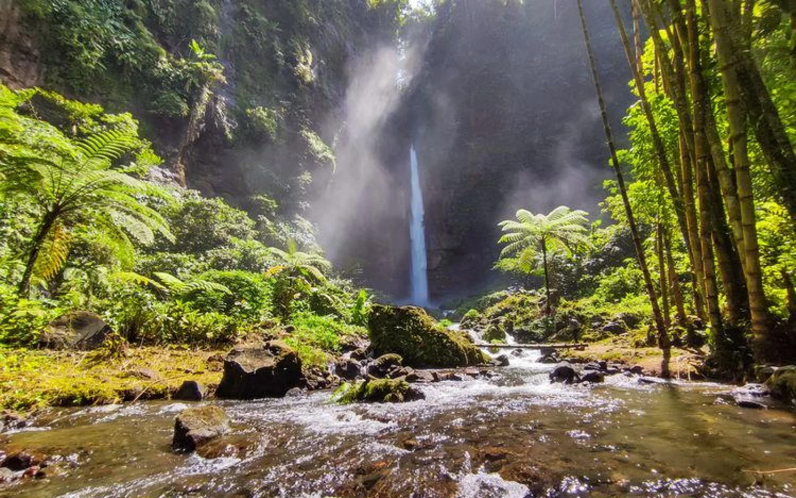 Am Kapas Biru Wasserfall spüren Sie den Reichtum Indonesiens Natur
