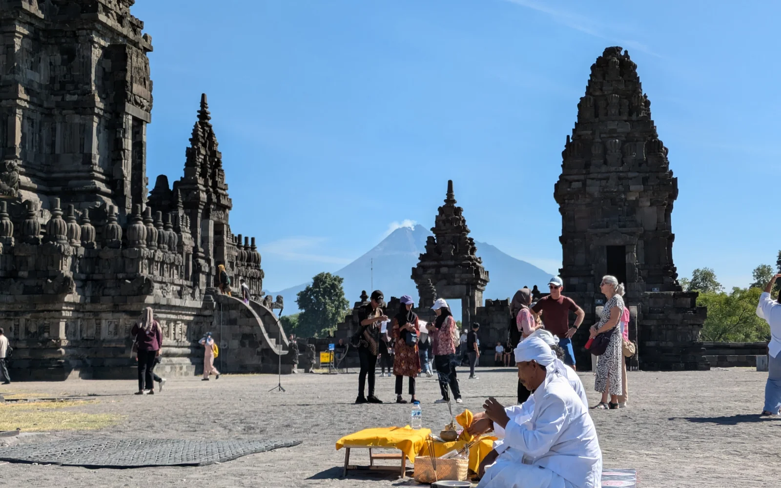 Gelebter Glaube und alte Sagen am hinduistischen Prambanan-Tempel
