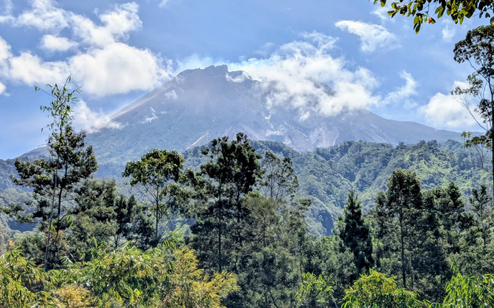 Der aktive Vulkan Mount Merapi lädt zum Wandern ein