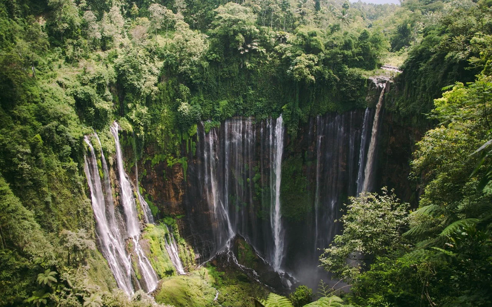 Tumpak Sewu Wasserfall auf Java ist nur einer von vielen Wasserfällen während Ihrer Reise