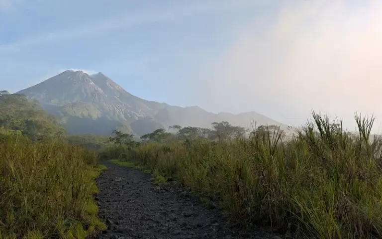 Wanderung am Mount Merapi und Weiterfahrt nach Yogyakarta