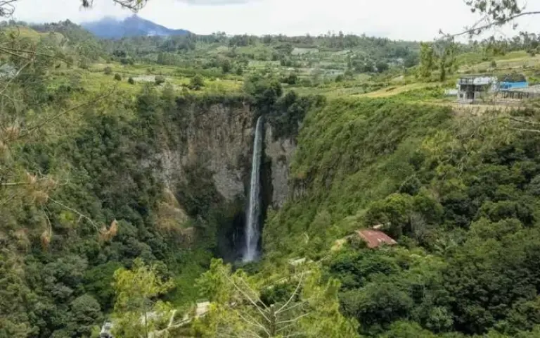 Wanderung auf den Vulkan Sibayak und Weiterfahrt auf die Insel Samosir