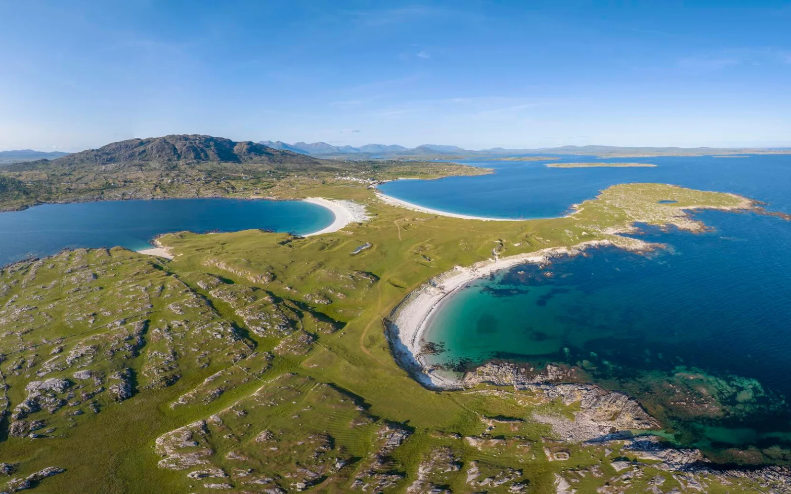 Sie wandern bei dieser Reise auf den auf den Errisbeg Mountain mit traumhaften Ausblicken auf die Dogs Bay
