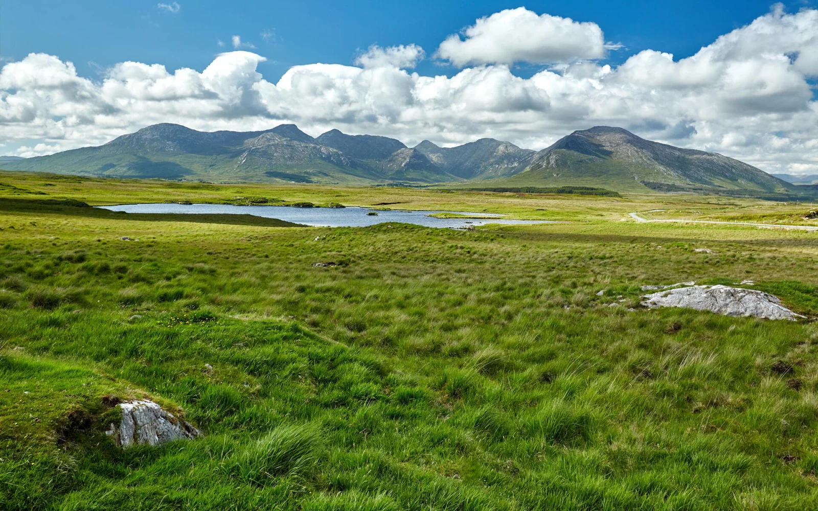 Die Twelve Bens oder Twelve Pins (irisch Na Beanna Beola) befinden sich im Herzen Connemaras und können Sie auch bei Ihrer Wanderung von der Insel Inishbofin sehen