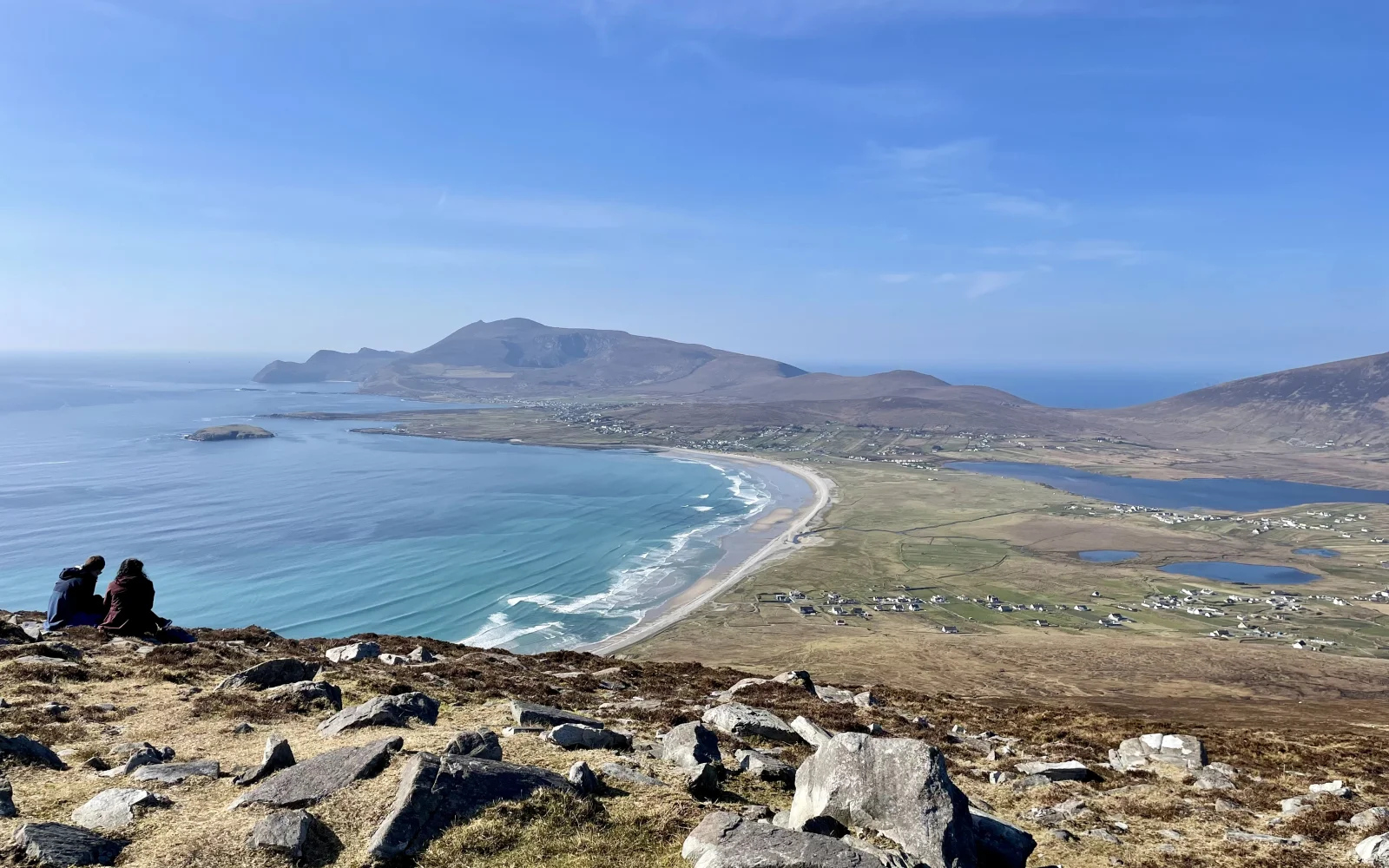 Traumhafter Ausblick auf den langen Sandstrand von Keel vom Atlantic Drive