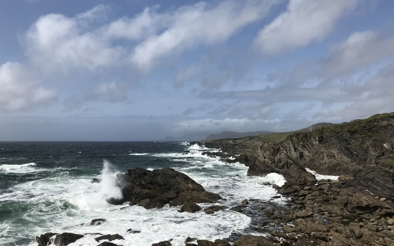 Das tosende Meer hat die Küstenlinie von Achill Island geprägt