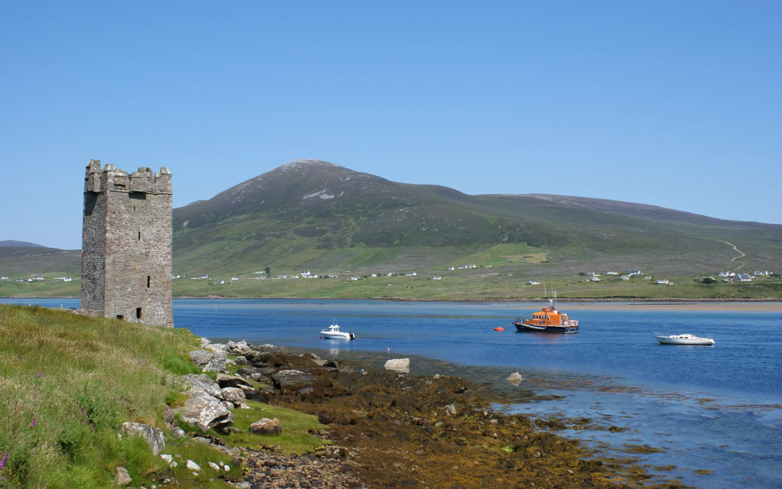 Der Wehrturm von Granuaile steht stolz im Süden von Achill Island