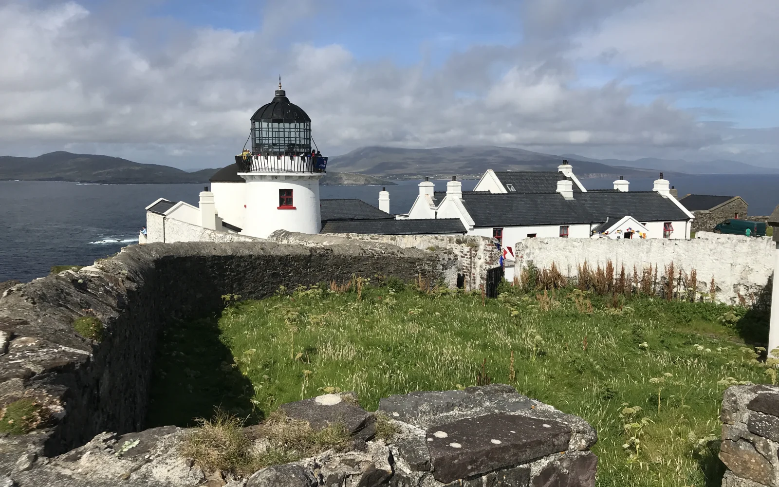 Ausblick auf die raue Clew Bucht und Achill vom Leuchtturm Clare Island