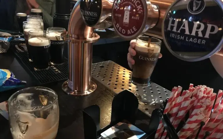 Küstenspaziergang, Begegnungen, Guinness zapfen und Live-Musik