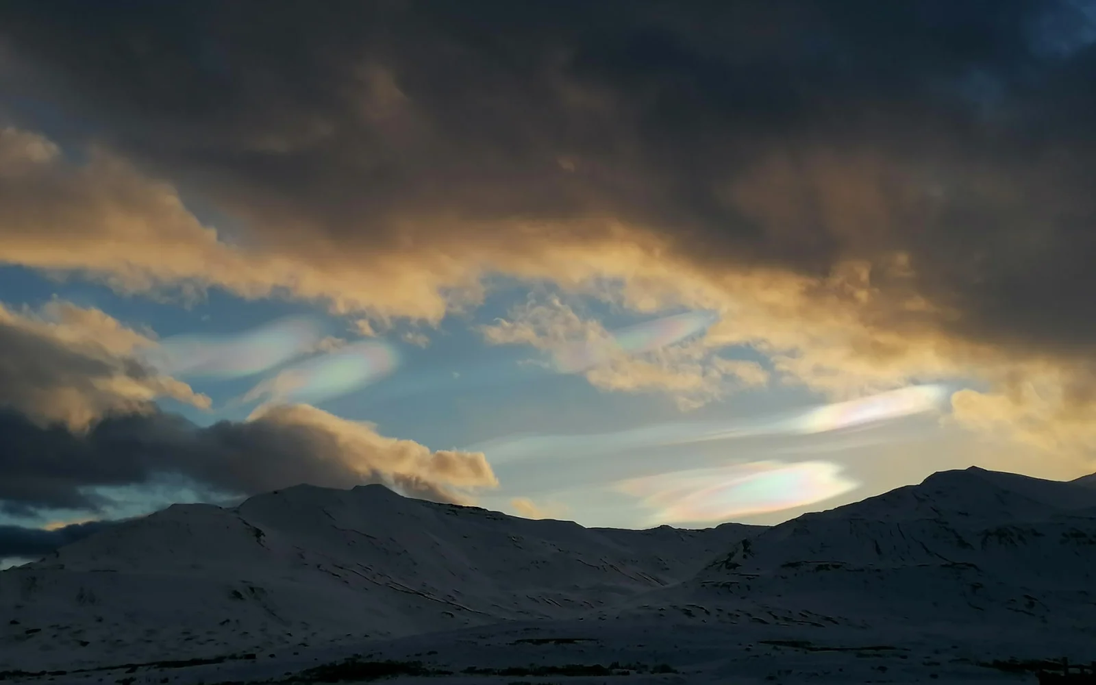 Perlmutwolken am winterlichen Himmel ein sehr seltenes Phänomen.