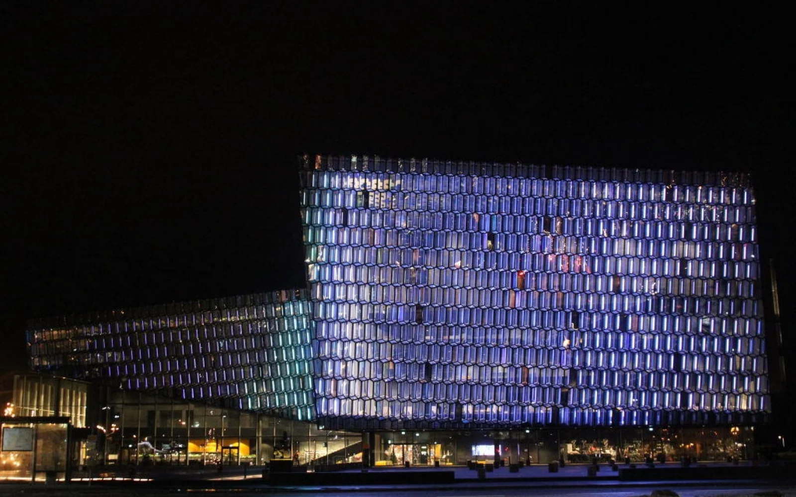 In der Culture Night erstrahlt Reykjavík, hier das Konzerthaus Harpa