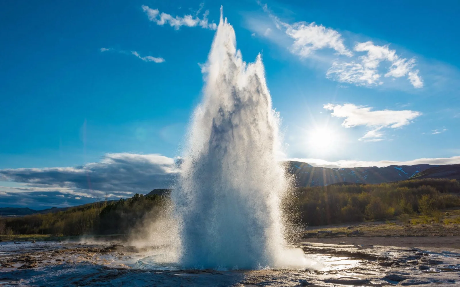 Beeindruckend ist auch der Geysir Strokkur, der alle 5-8 Minuten ausbricht