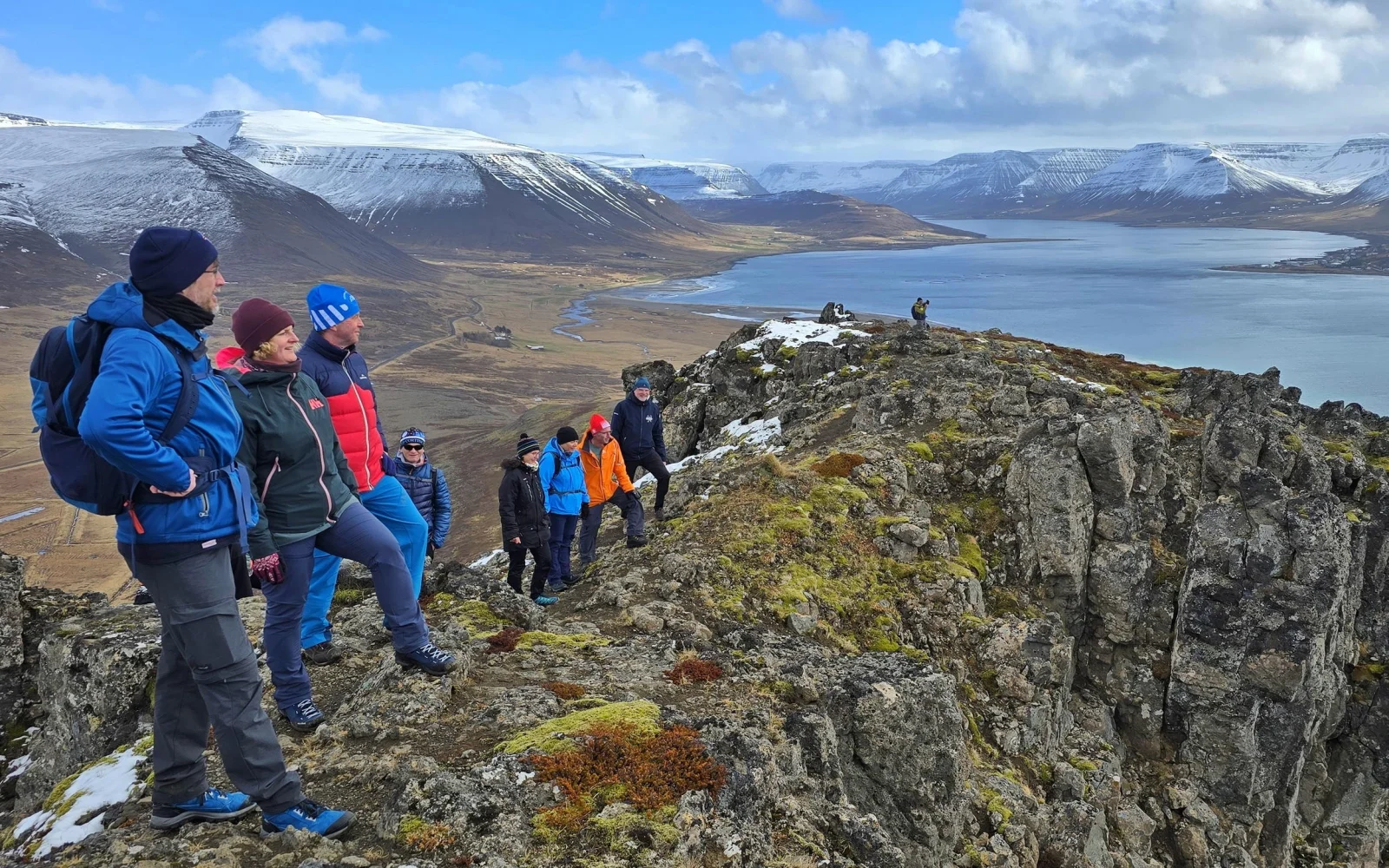Vor dem Lauf geht es auf Wanderung in die grandiose Naturkulisse Islands
