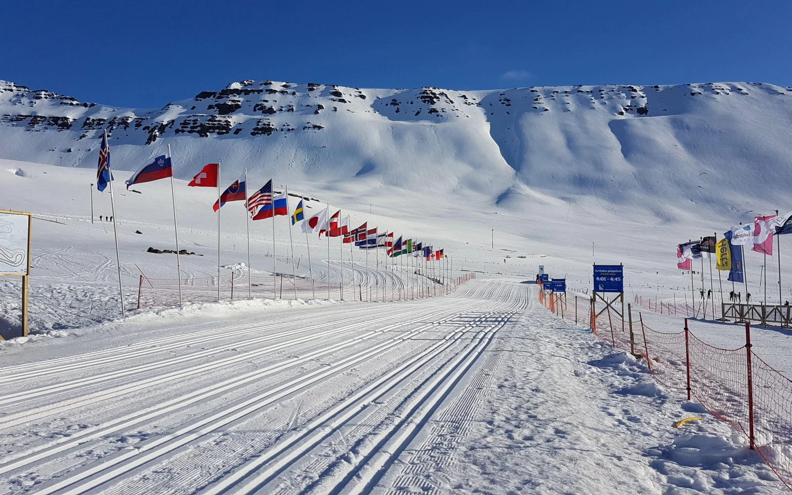 Das Start- und Zielareal befindet sich hoch über dem Ort Ísafjörður.